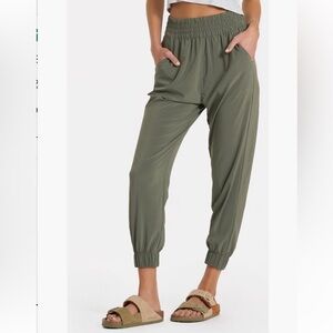 NWT Vuori Villa Joggers army green size small